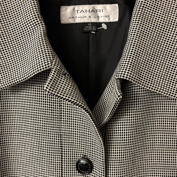 Tahari Arthur S Levine Jackets & Blazers - Classic Tahari Arthur Levine Women's Black and White Blazer
NEW WITHOUT TAG